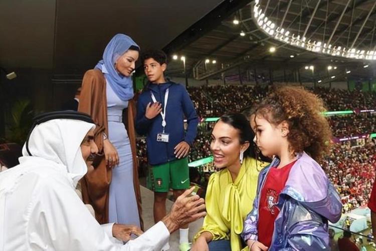 C罗妻子现身世界杯穿绿色衬衫配600万钻戒卡塔尔王妃亲自接见