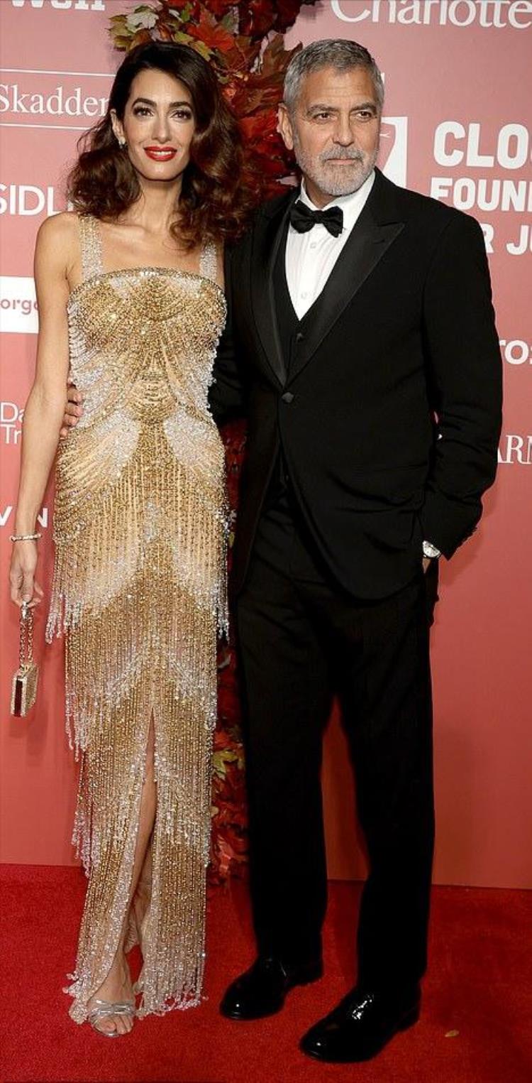 乔治克鲁尼带着娇妻闪耀红毯律师妻子穿流苏小金裙好惊艳真美