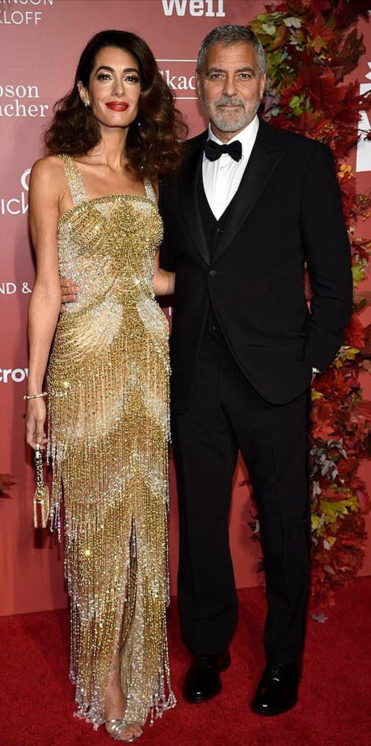 乔治克鲁尼婚礼「乔治克鲁尼带着娇妻闪耀红毯律师妻子穿流苏小金裙好惊艳真美」