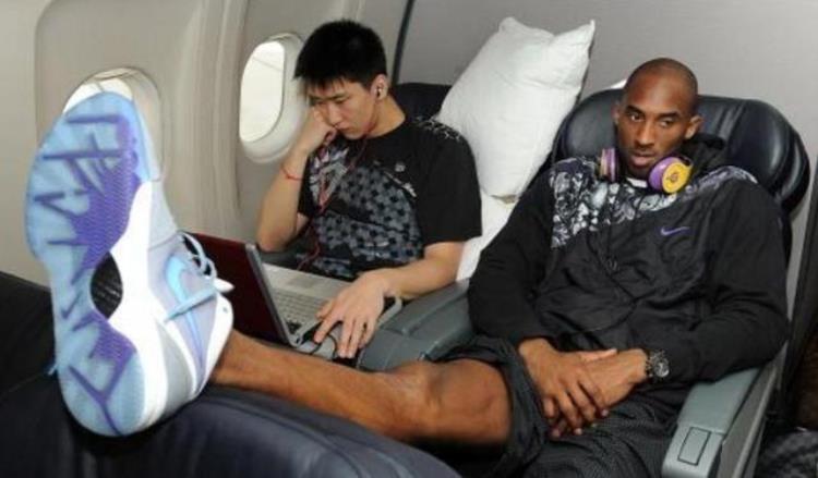 nba球员坐什么飞机「NBA球星坐飞机时都干啥姚明很文艺范乔丹直接跟队友打牌」