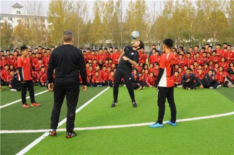 少林寺足球队拯救国足「少林足球迎来洋教练中国足球有救了」