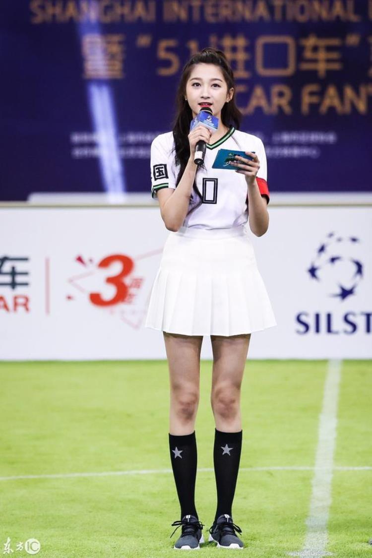 关晓彤亮相世界杯活动超短裙秀脚法长袜美腿化身最美足球宝贝