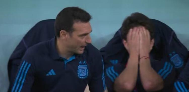梅西打响指庆祝「20梅西进球那一刻主帅狂竖大拇指助理教练瘫坐着抱头痛哭」