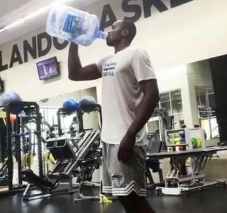 NBA巨人喝水「NBA巨人怎么喝水3大巨人让矿泉水变口服液一神人抬桶装水就喝」