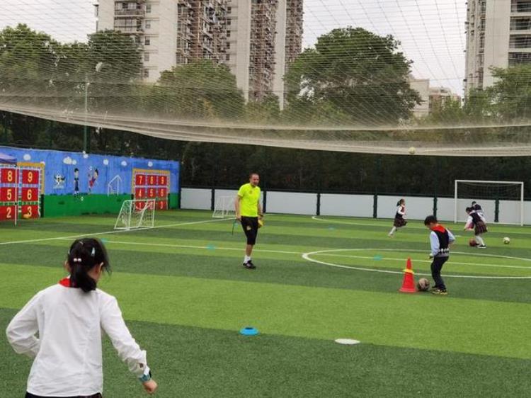 滨文小学 足球「让孩子们跑起来丨杭州滨文小学的足球课外教拥有欧足联A级执照」