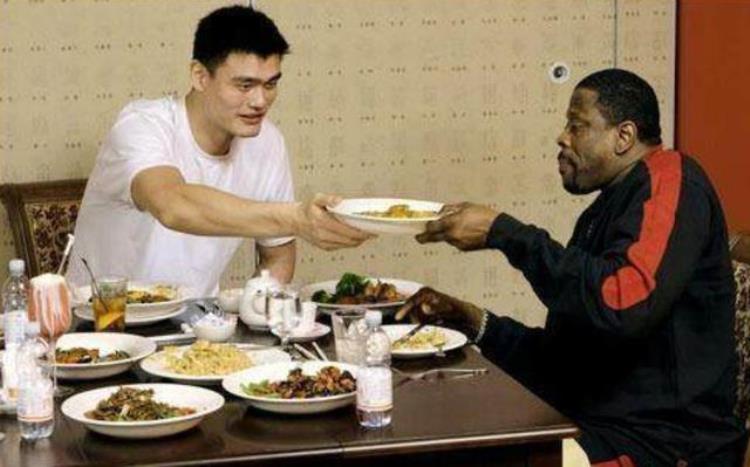 NBA球星吃饭的样子姚明包厢设宴请尤因奥尼尔吃相不忍直视