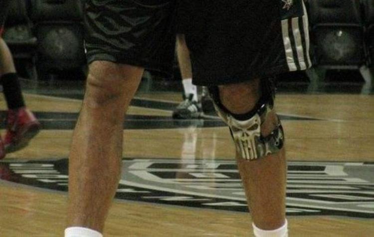 NBA赛场上的骚装备塔克穿阿斯顿马丁邓肯膝盖上戴个骷髅