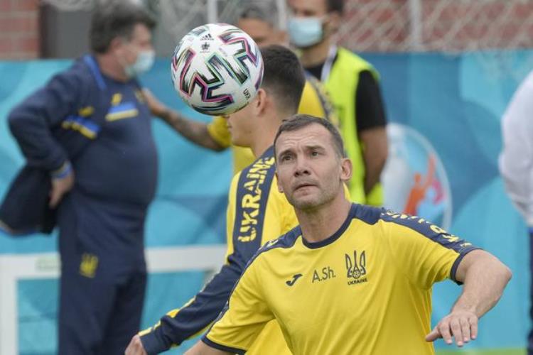 特写5年重塑乌克兰足球教练席上的舍甫琴科帅气威严