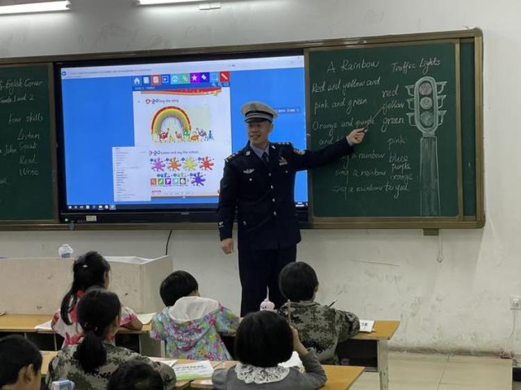 北京来的警察老师踢足球教英语给山里的孩子打开一扇窗