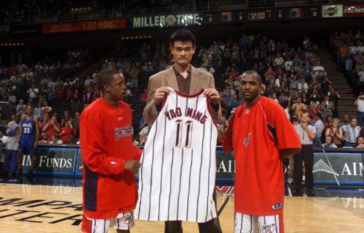 华人之光姚明5年7500万美元的合同成NBA华人第一人