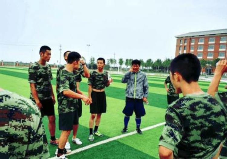 山东武警组织足球赛足球专家称兵哥哥们纪律性特别强