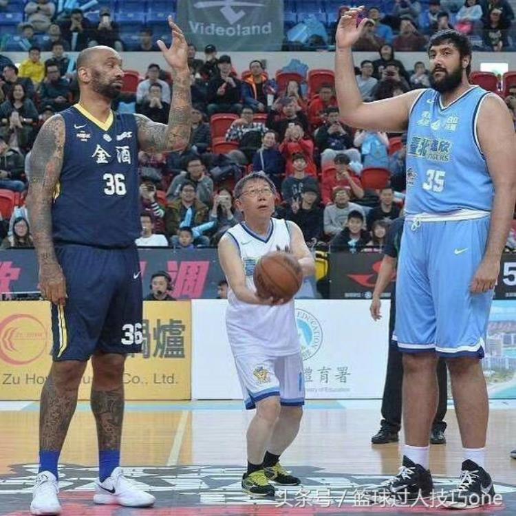 普通人与篮球巨人的身材差距与姚明合影显尴尬大帅轻松举起人