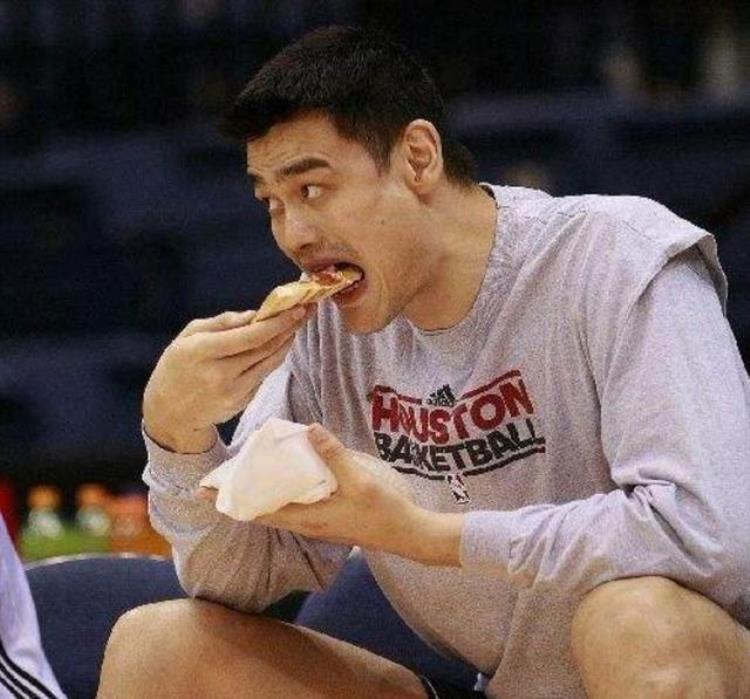 NBA球星吃饭的样子姚明包厢设宴请尤因奥尼尔吃相不忍直视