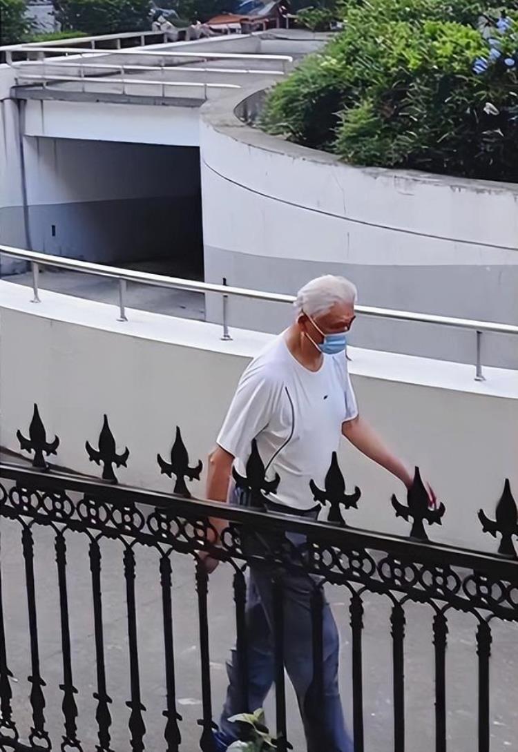 姚明70岁父亲在小区散步身高超过小区围栏满头白发却身姿矫健