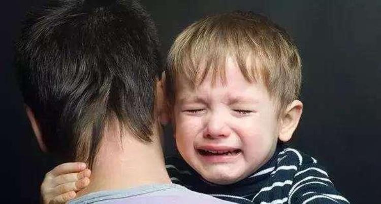 不许哭对小孩的伤害,家长阻止孩子哭的后果