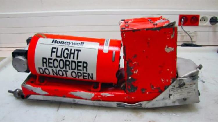 飞行员关闭发动机掉海217人遇难,飞行员故意关闭发动机坠海