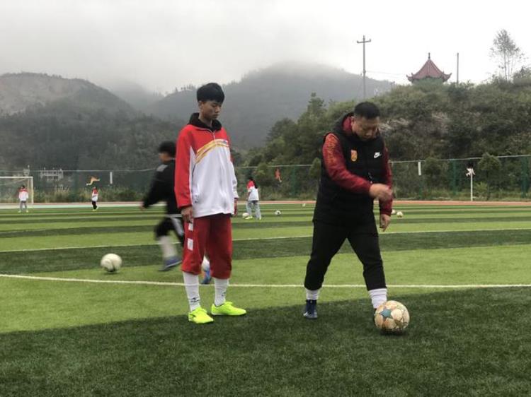 北京来的警察老师踢足球教英语给山里的孩子打开一扇窗