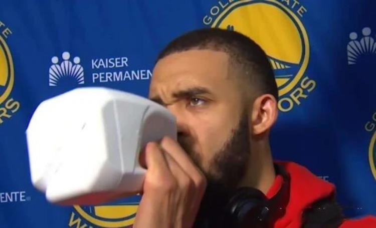 NBA巨人喝水「NBA巨人怎么喝水3大巨人让矿泉水变口服液一神人抬桶装水就喝」