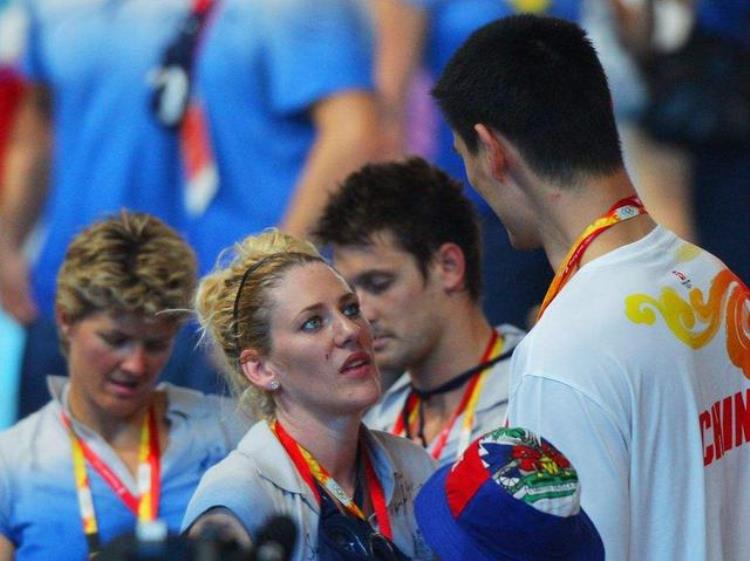 08年奥运会姚明拥抱女,她与姚明的两次亲密接触