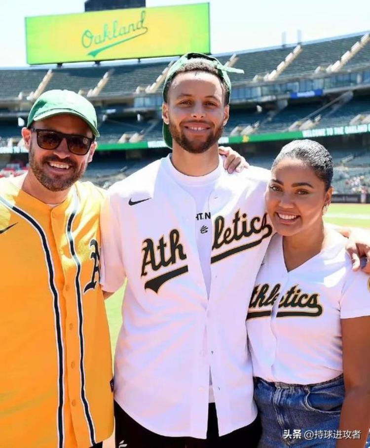 库里与妻子秀恩爱「库里与爱妻太奔放结婚11周年羡煞旁人NBA中的模范夫妻」