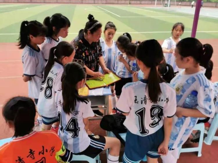 少年中国四川女足元老投身校园足球38年她把球员视作女儿们