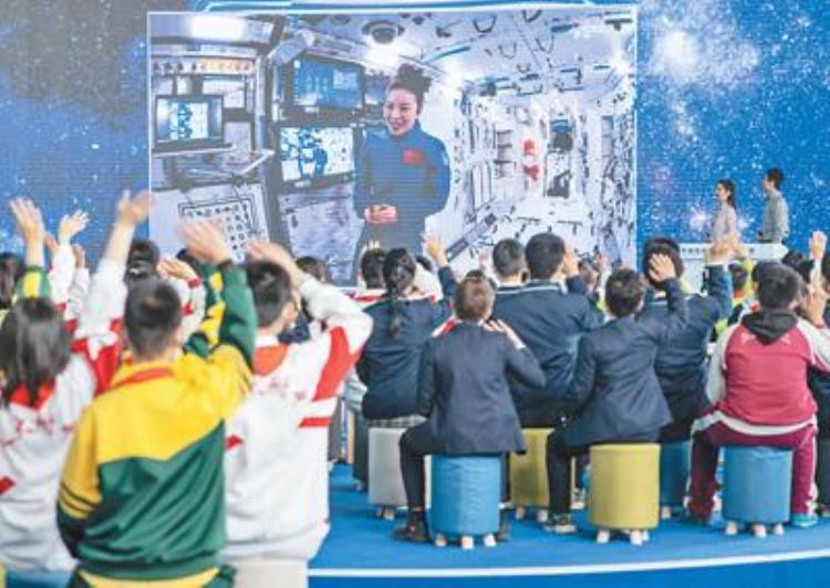 中国人民解放军航天员大队特级航天员王亚平探索浩瀚宇宙播种科学梦想最美教师
