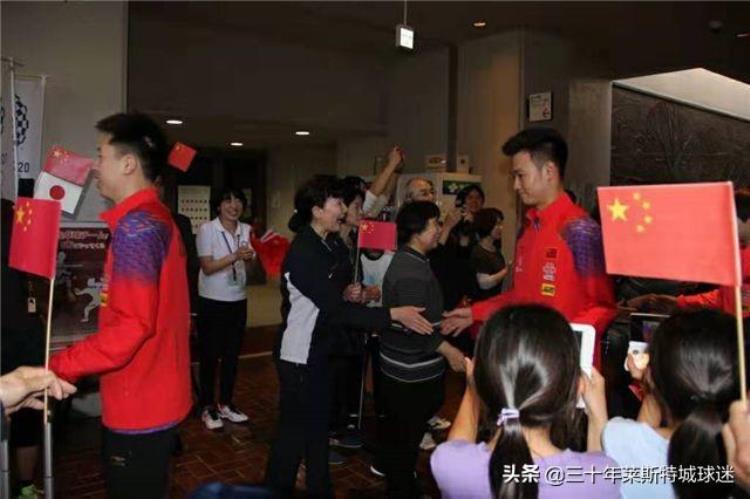 日本球迷迎接国乒「国乒访日太轰动日本民众夹道欢迎女球迷向中国队员挨个鞠躬」
