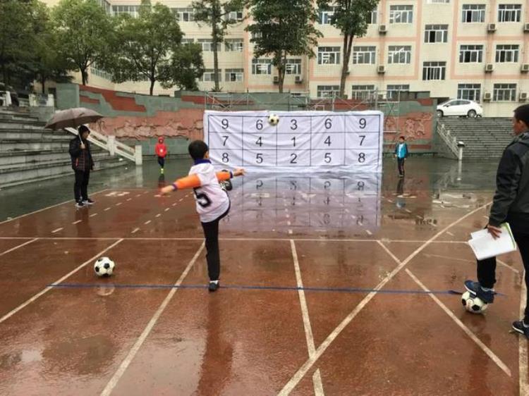 学生们在踢足球「天啊上周末700多个学生把足球玩成了这样」