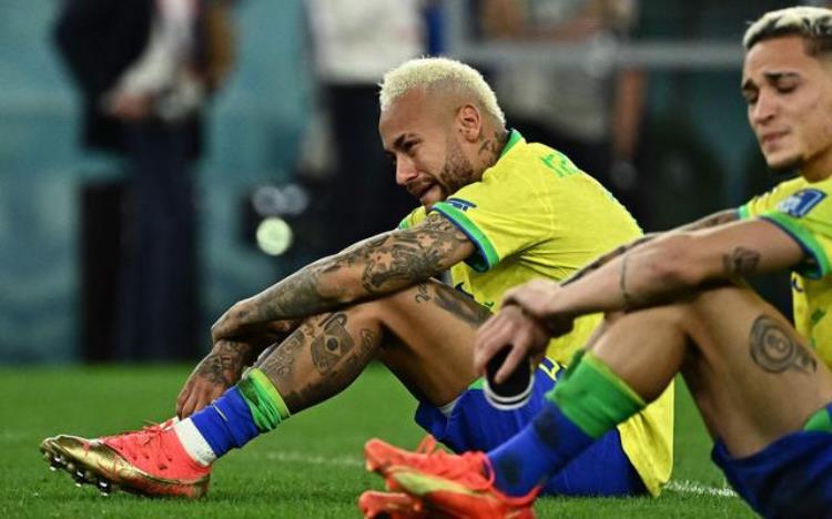 内马尔的伤情「巴西足球黑暗时刻内马尔黯然神伤这次不是他的错」