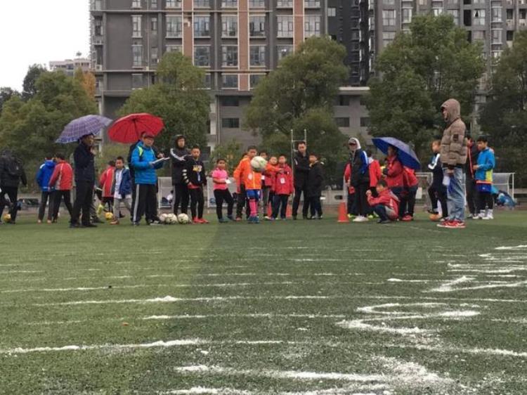 学生们在踢足球「天啊上周末700多个学生把足球玩成了这样」