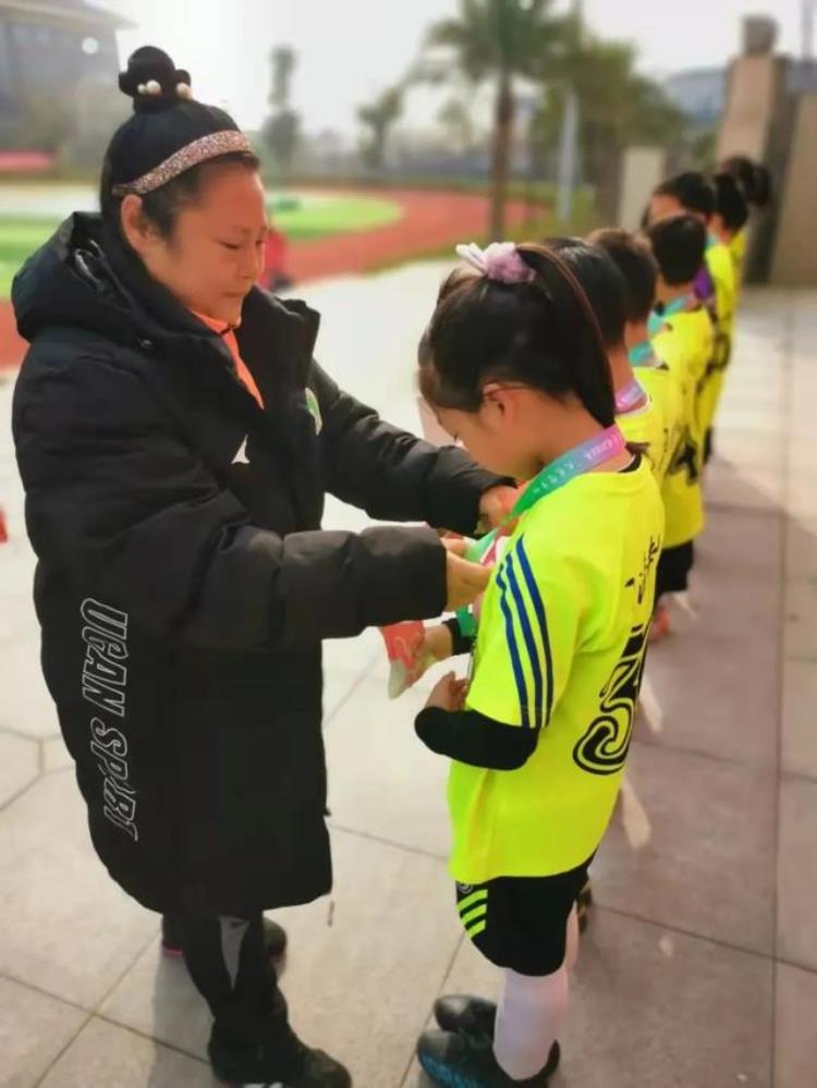 四川女足国家队员「少年中国四川女足元老投身校园足球38年她把球员视作女儿们」