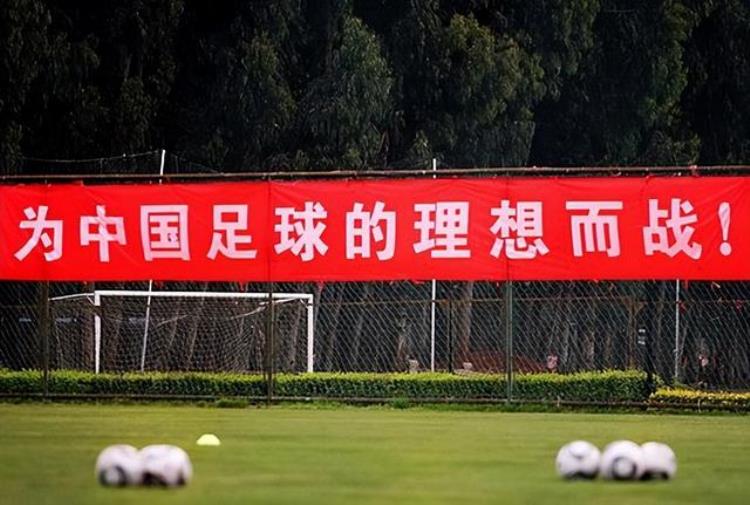 关于中国足球的小品「春晚舞台上的中国足球|除了调侃和讽刺也有歌颂与鼓励」