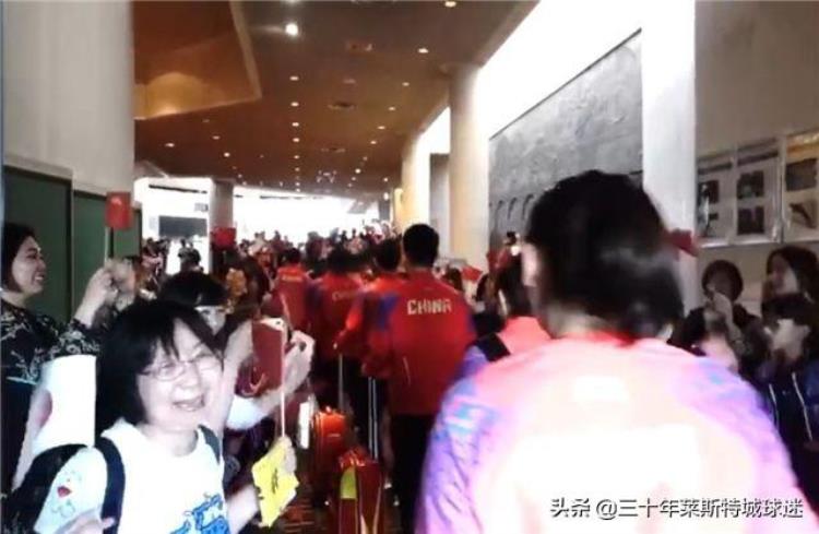 日本球迷迎接国乒「国乒访日太轰动日本民众夹道欢迎女球迷向中国队员挨个鞠躬」