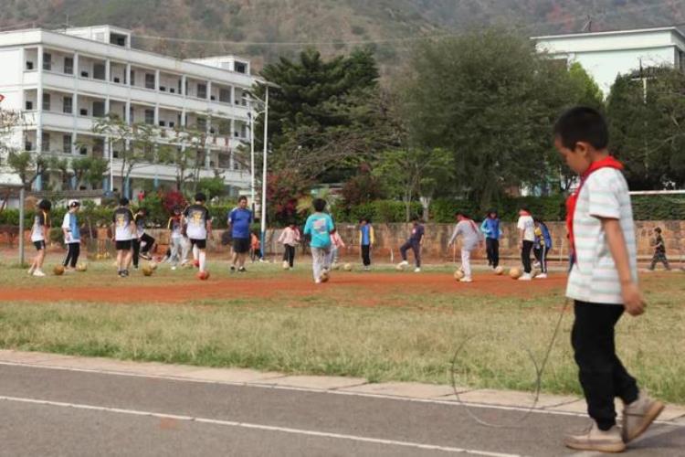 少年中国|四季火热的乡村小学里他们是和球王齐名的八大巨星