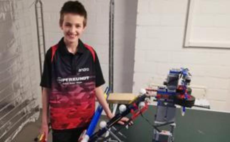热爱的力量为了能宅家练球10岁小学生自己造了个乒乓球机器人