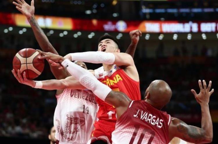 中国控卫过不了半场「连续两场发挥失常这就是亚洲第一控卫对不起他真打不了NBA」