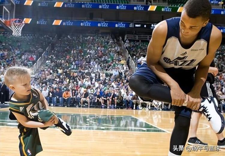 NBA最小的球员年仅5岁却签下正式合同登场完成一次扣篮