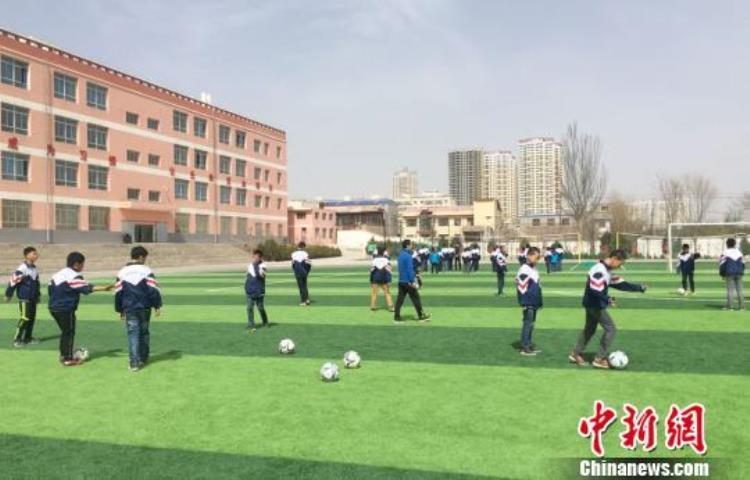 甘肃榆中大山里的足球校长和他的84个小球星