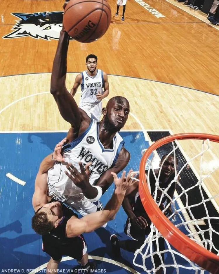 扣篮篮筐视角「篮板视角下看NBA巨星扣篮简直太霸气了」