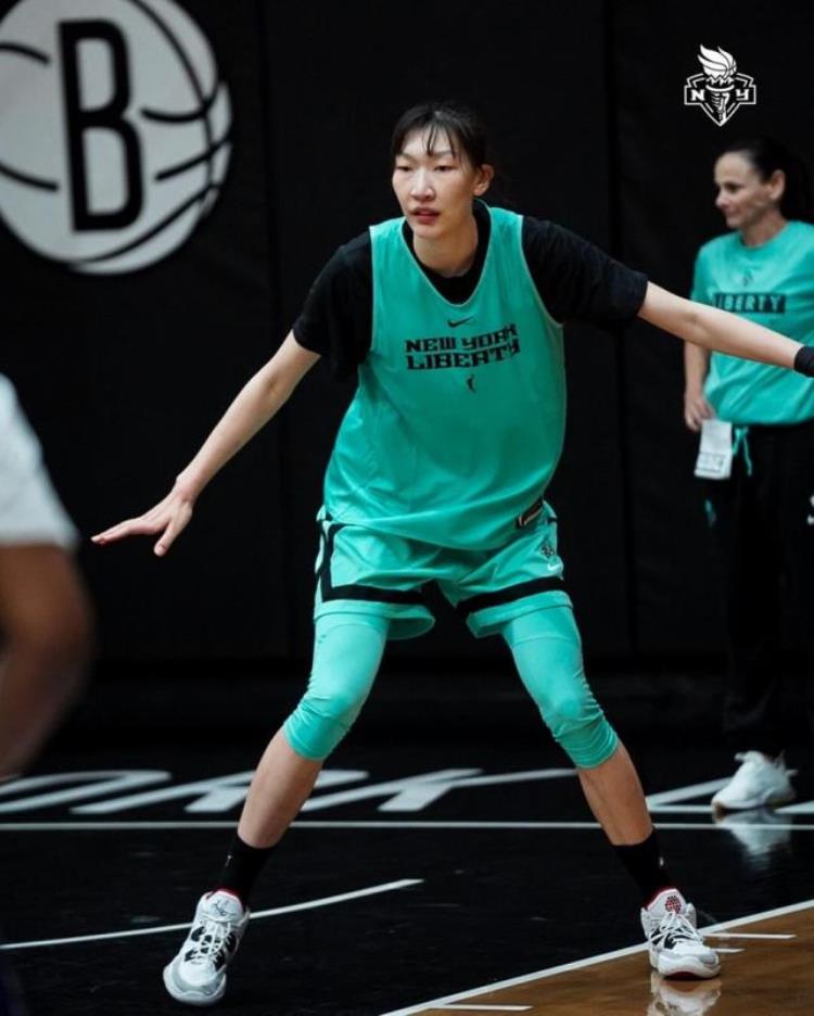 WNBA纽约自由人晒训练营照中国球员韩旭在列