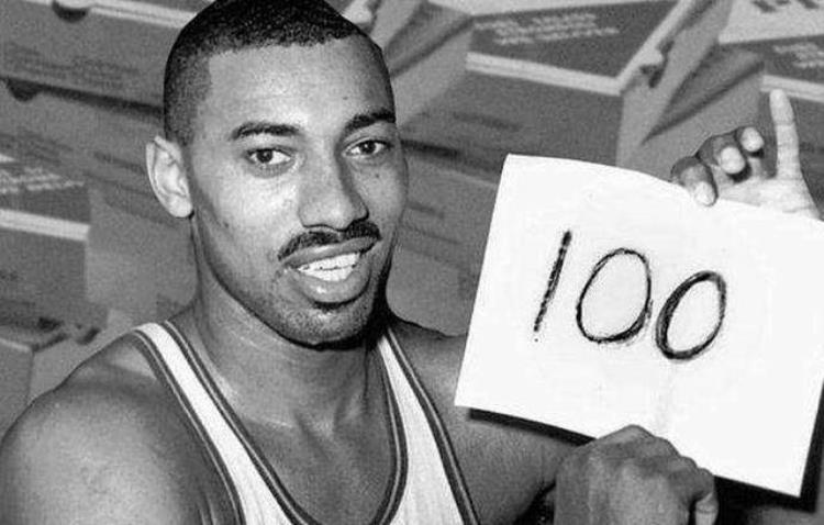 张伯伦场均50分「NBA十大单场最难破的纪录有人领7次犯规张伯伦拿100分和55板」