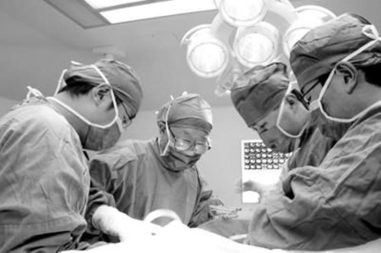 中国著名的肝胆外科专家吴孟超「吴孟超中国肝脏外科的集大成者」