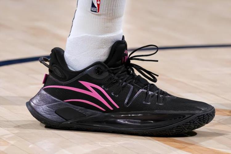NBA球员上脚詹姆斯穿蒂芙尼限量球鞋中国球鞋很帅气