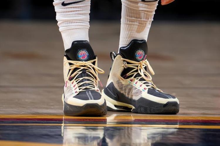 NBA球员上脚詹姆斯穿蒂芙尼限量球鞋中国球鞋很帅气