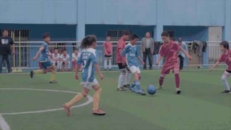 毕节足球女孩「11岁毕节少女的足球奇遇我不认命我要成为足球明星」