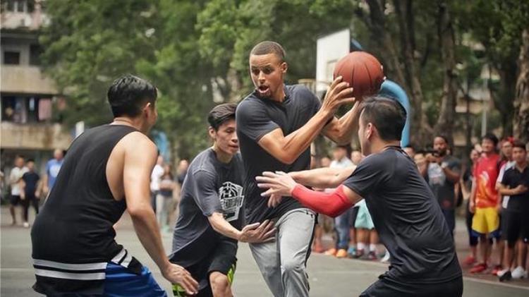 别和NBA球星合照在亚当斯面前C罗像是小弟库里到野球场成中锋