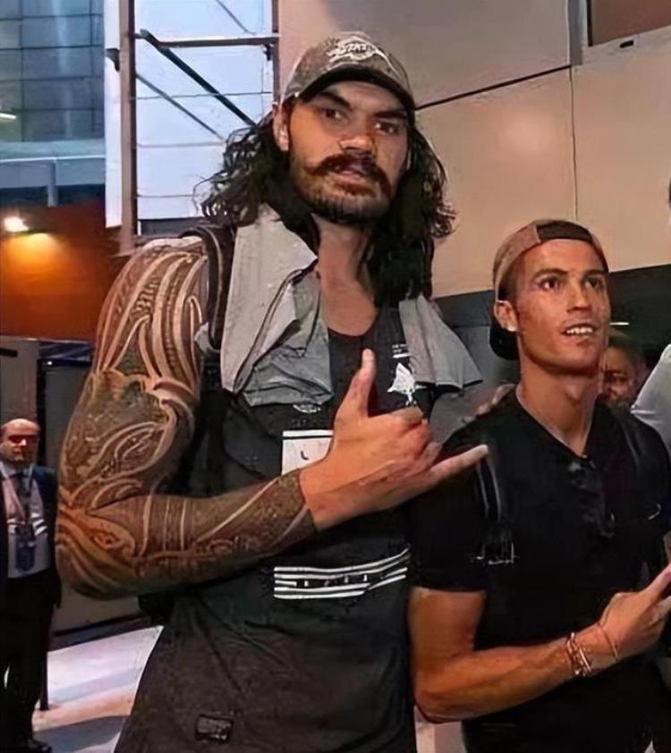 别和NBA球星合照在亚当斯面前C罗像是小弟库里到野球场成中锋