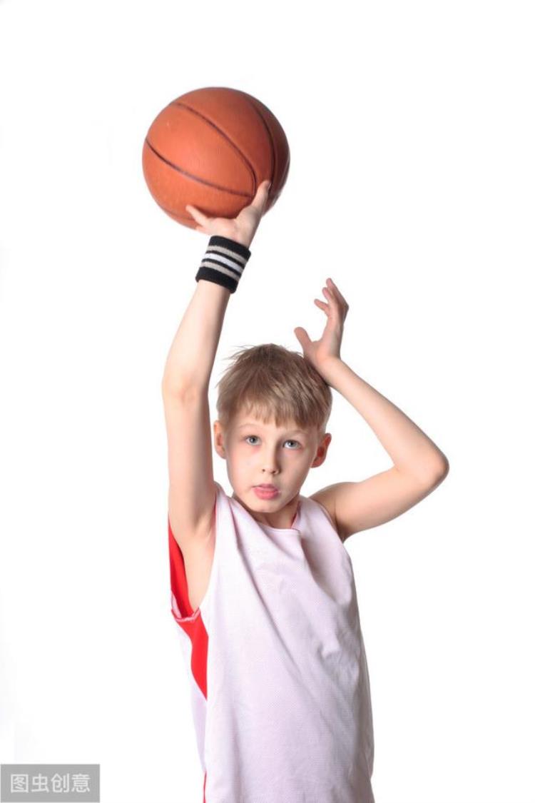 原地单手肩上投篮的动作方法及要领「原地单手肩上投篮的基本动作及要领分析值得学习」