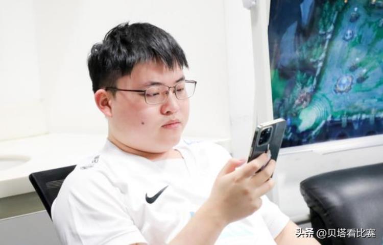 全明星投票LPL「LPL全明星投票开启Uzi领先JKL接近15万票人气第1Theshy第2」