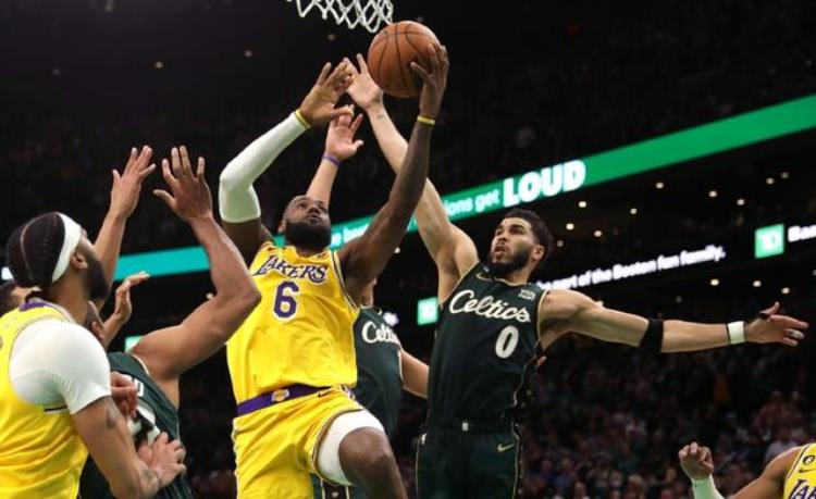 詹姆斯让得分王「NBA得分榜大乱5人夺得分王詹姆斯冲进前6欧文上演绝地逆袭」